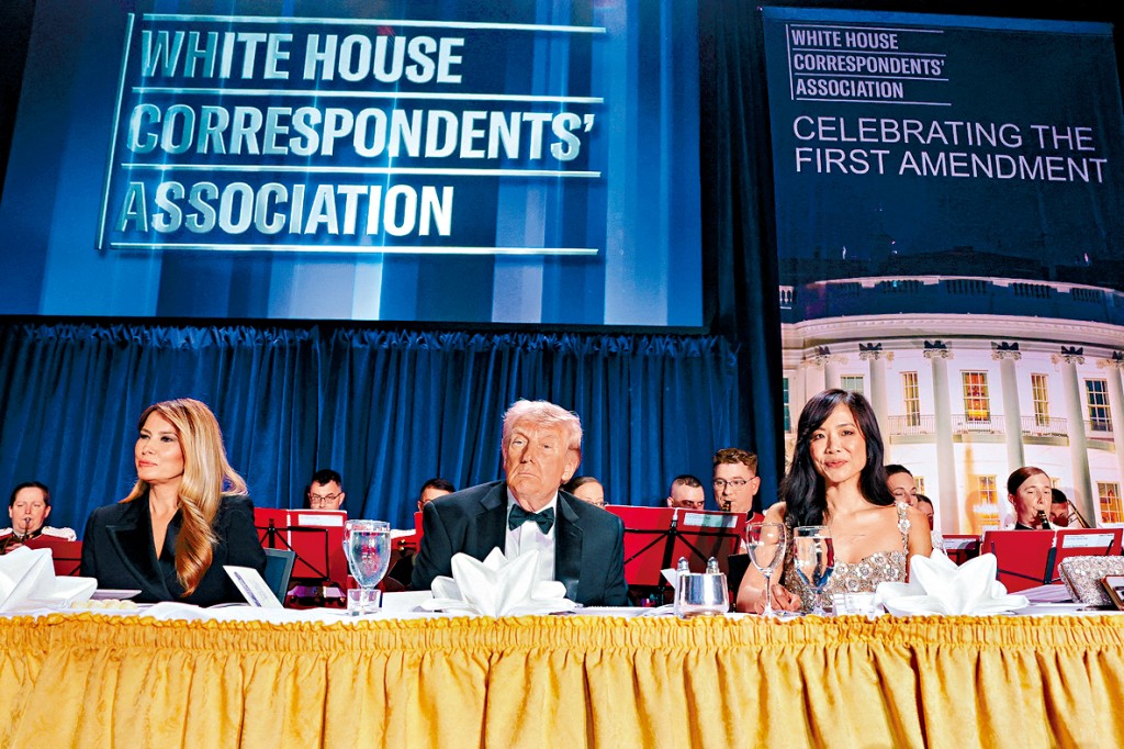 白宮記者協會主席姜偉嘉（右）坐在特朗普左側。