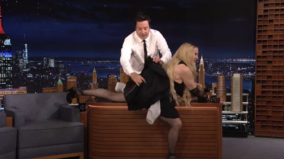 Jimmy用西裝遮着娜姐防她走光。