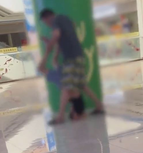 男子在商場對孩童連環施暴。抖音