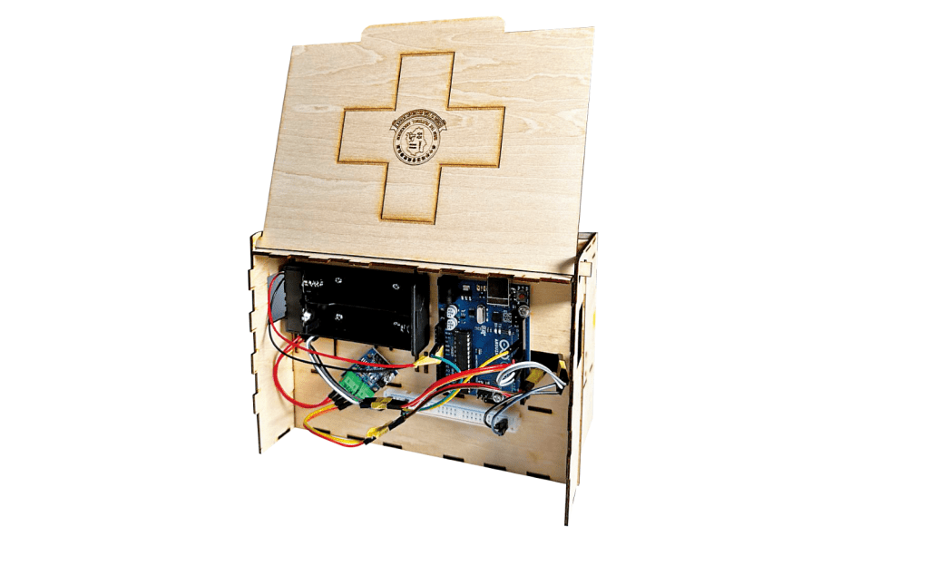 梁鈞堯同學與團隊發明的「智能急救箱」