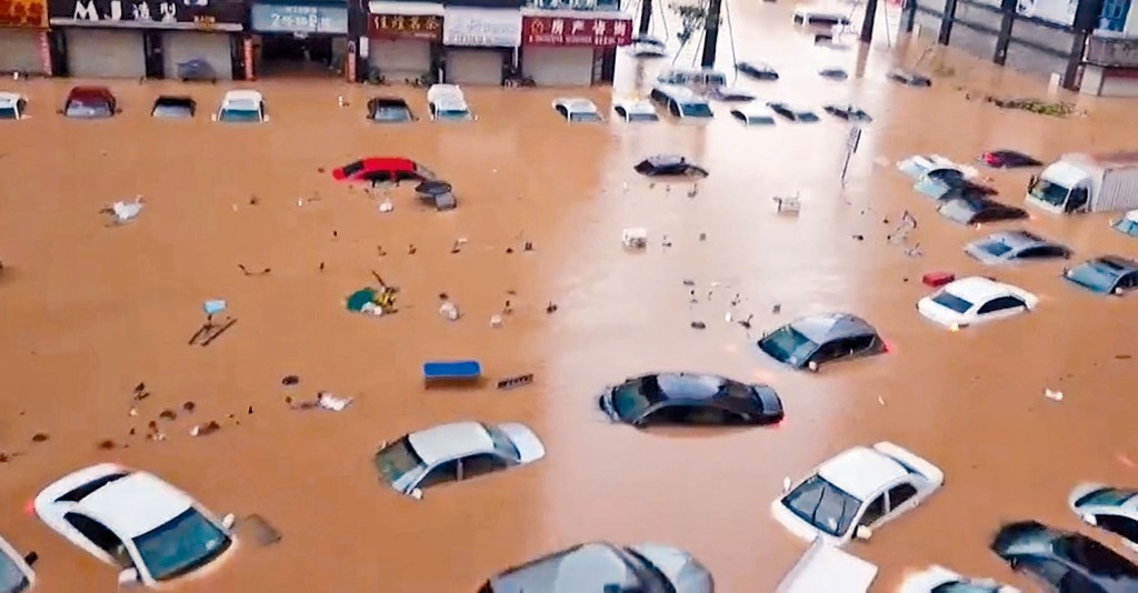 福建全省暴雨,福州大量汽車浸泡在水中。