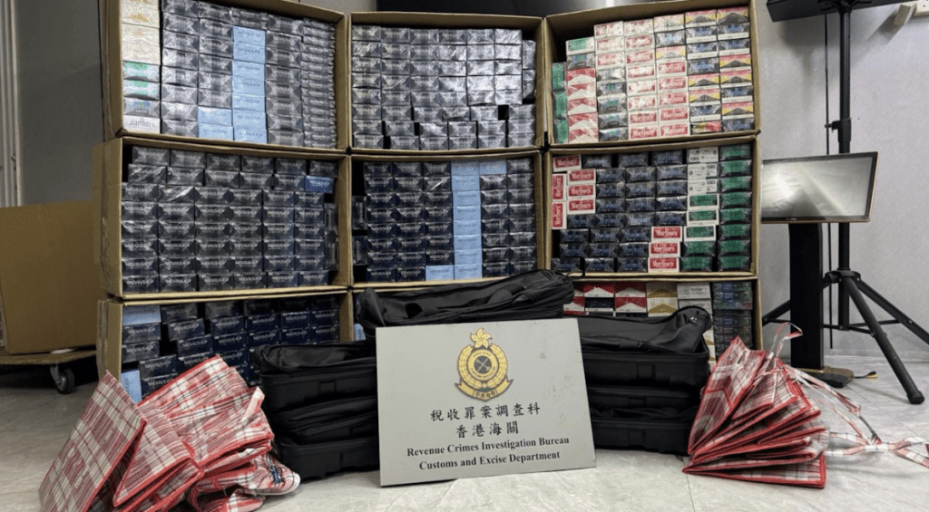 香港海關昨日（5日）採取反私煙行動，在上水天平山村搗破一個利用偏遠貨櫃屋作掩飾的私煙儲存及分銷中心，檢獲約12.2萬支懷疑私煙，市值約55萬元。海關圖片