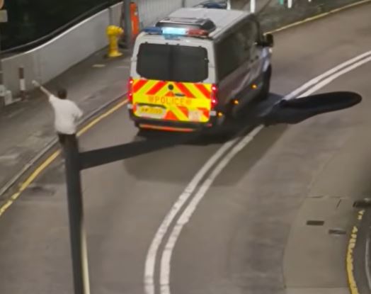 白衫男尾隨警車大罵粗口。車CAM特警