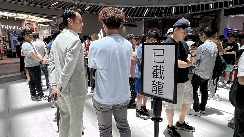 職員告知上午11時45分已截龍，並於龍尾擺放「已截龍」告示牌。