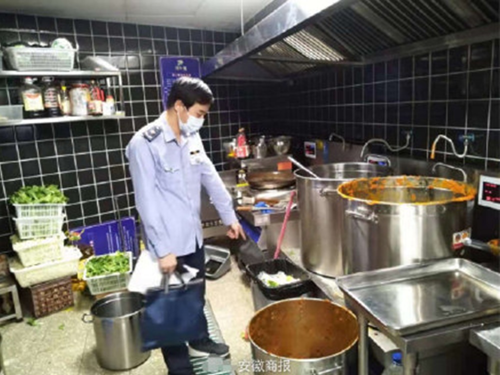 執法人員在「辣鬥辣」火鍋店經營現場進行檢查。微博圖片