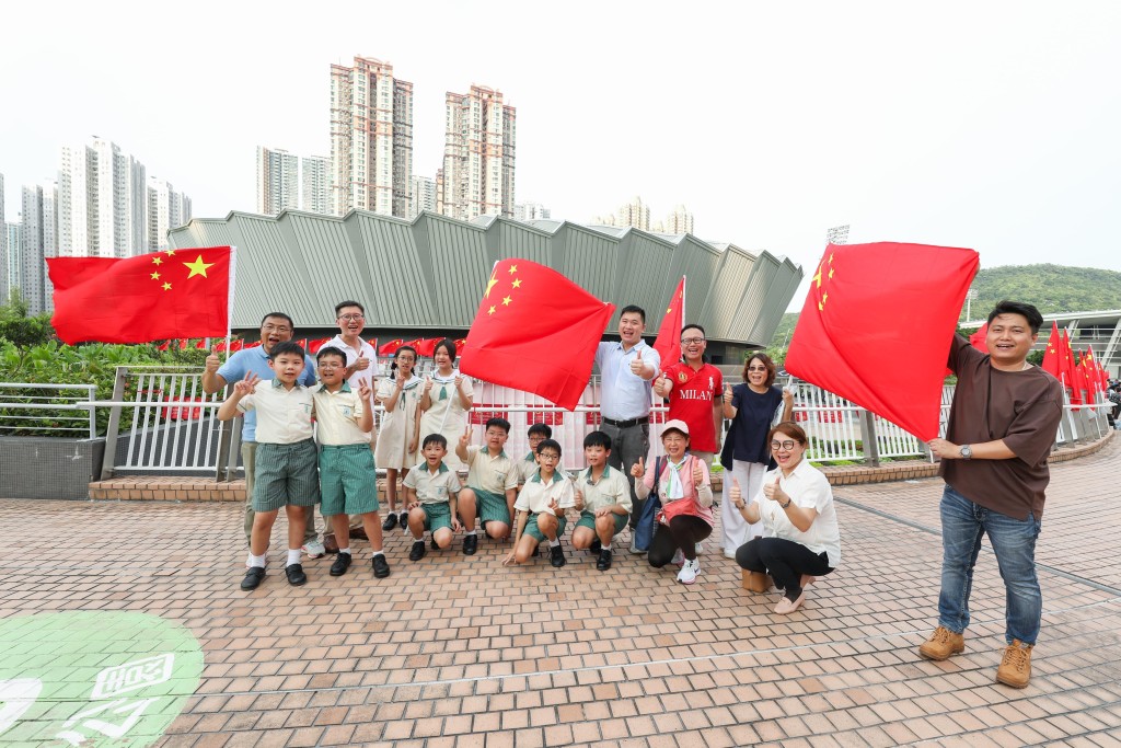 西贡民政处与西贡区各界联合会单车馆公园布置国旗旗海  表达爱国情怀 。