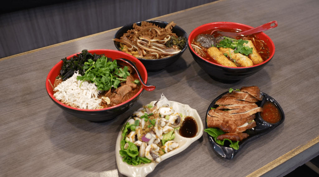 去年爆红的云家小锅米线餐牌选择丰富，不论是配菜还是小食的款式都十分多，其中以凉拌墨鱼头最具人气。
