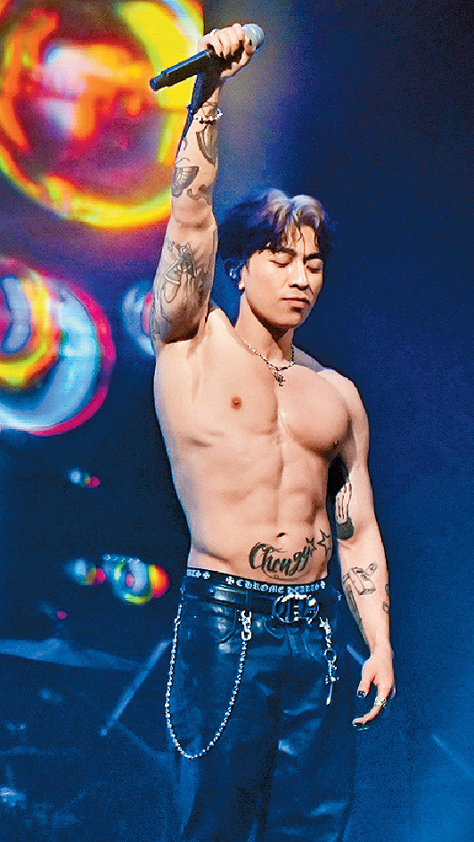 ■Tyson Yoshi繼續除衫演出。 ■Tyson Yoshi繼續除衫演出。