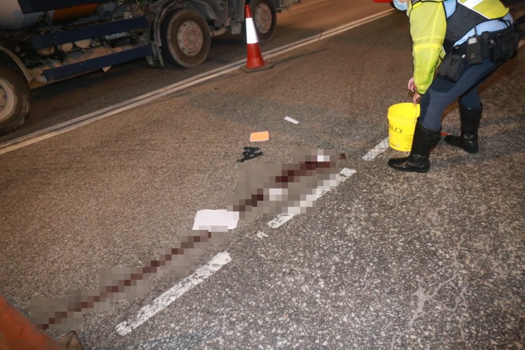 現場地面遺下大灘血跡。