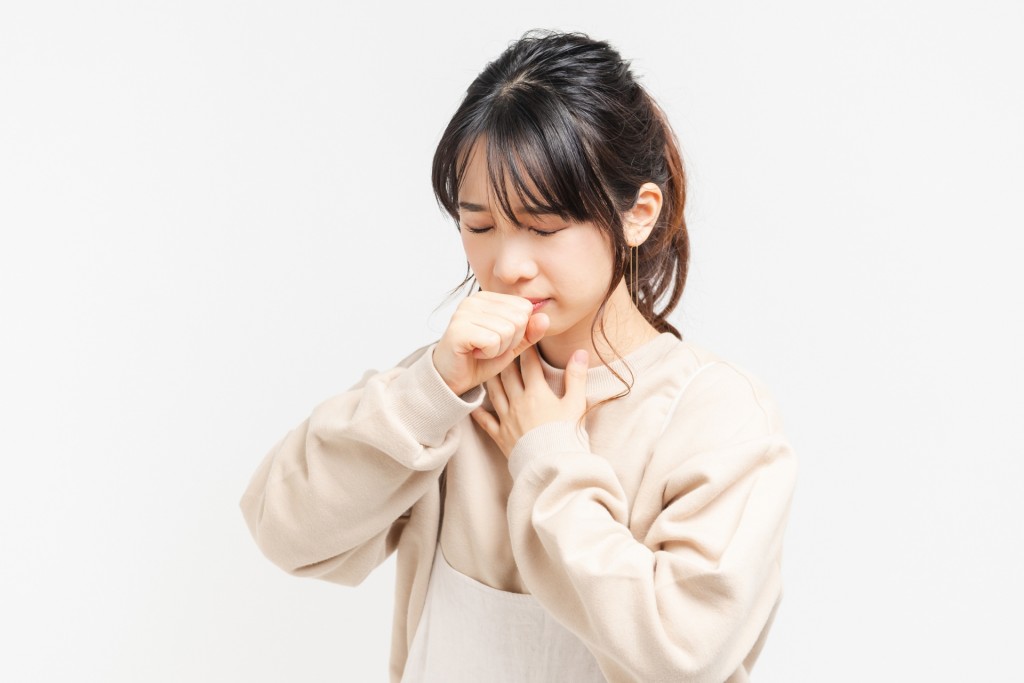 长新冠引致的咳嗽多由气管敏感引发，应以温药抗张支气管，才能改善肺弱情况。