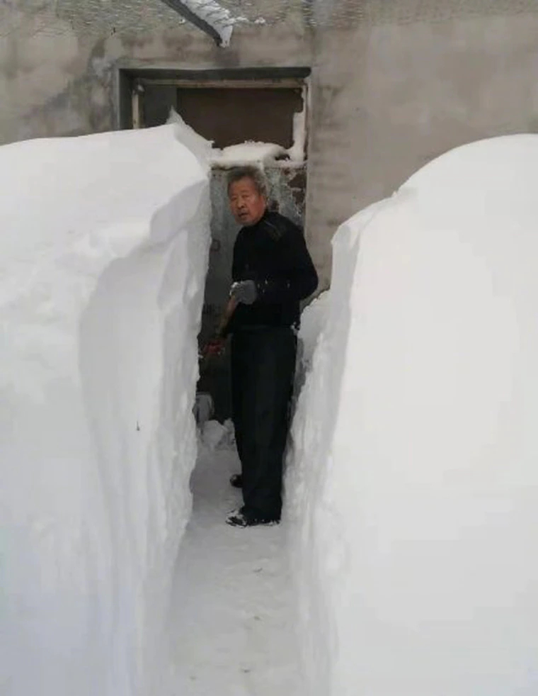 民眾自行清出一條道路，兩旁的積雪像人一樣高。 （網上圖片）