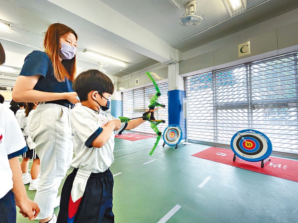 通過兒童箭藝活動,讓學生學習排隊、聽指令,過程亦會加入數學運算,讓他們計算得分。