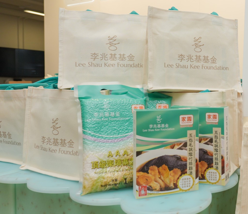 福袋內附香米及養生湯包,貼心實用。 福袋內附香米及養生湯包,貼心實用。