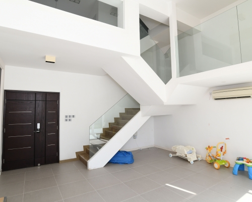 加州花園翠珀路雙號屋，實用面積1198方呎，中空廳設計。