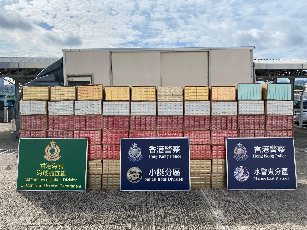 人員檢獲73箱懷疑私煙，估計市值約350萬元，應課稅值約260萬元。