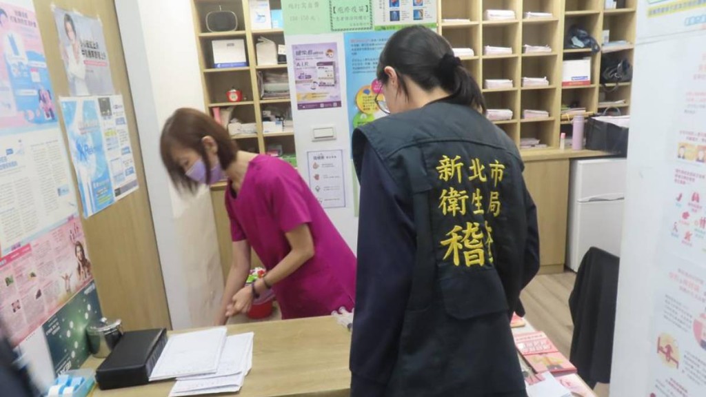 台灣的衛生部門到涉嫌共用針筒的診所搜查。中時