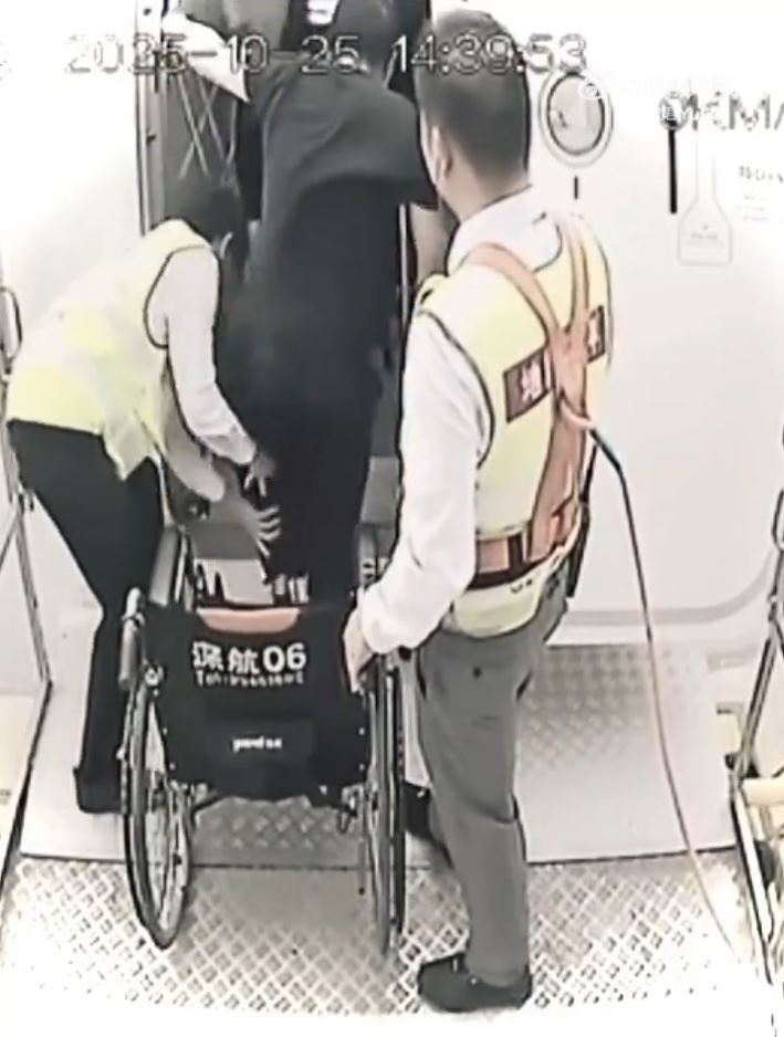 閉路電視顯示鄭智化登機全程有多人協助。