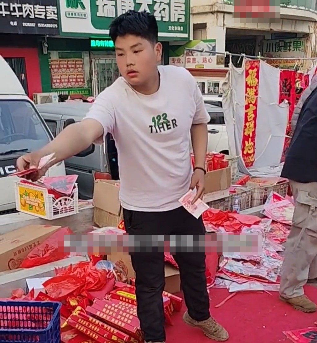 14歲少年小高為了幫補家計還債，在街頭擺攤賣揮春。