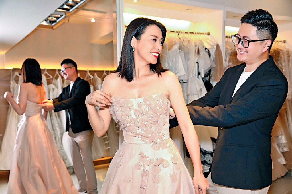 ■Dorian Ho为陈炜度身订造唯美婚纱。