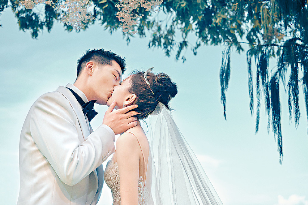 ■超蓮身穿一襲白色婚紗與竇驍親吻，場面甜蜜浪漫。