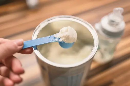 13婴喝下的奶粉已经过期超过半年。 unsplash