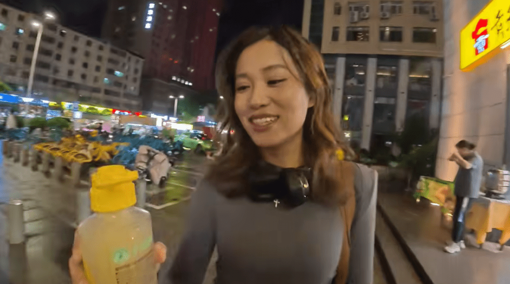 「20元麻辣燙」引爆辱華風波,英網紅偷拍約會西安女教師。 「20元麻辣燙」引爆辱華風波,英網紅偷拍約會西安女教師。