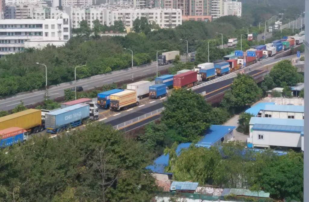 陆路客货运输业议会主席蒋志伟指内地司机拟提早休假,预留时间回乡过年,希望内地减低对供港货运影响。资料图片