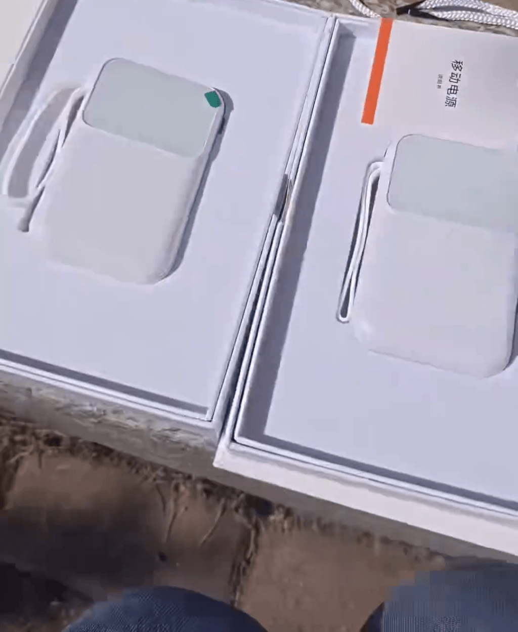 3个快递内是全是一样的“充电宝”。
