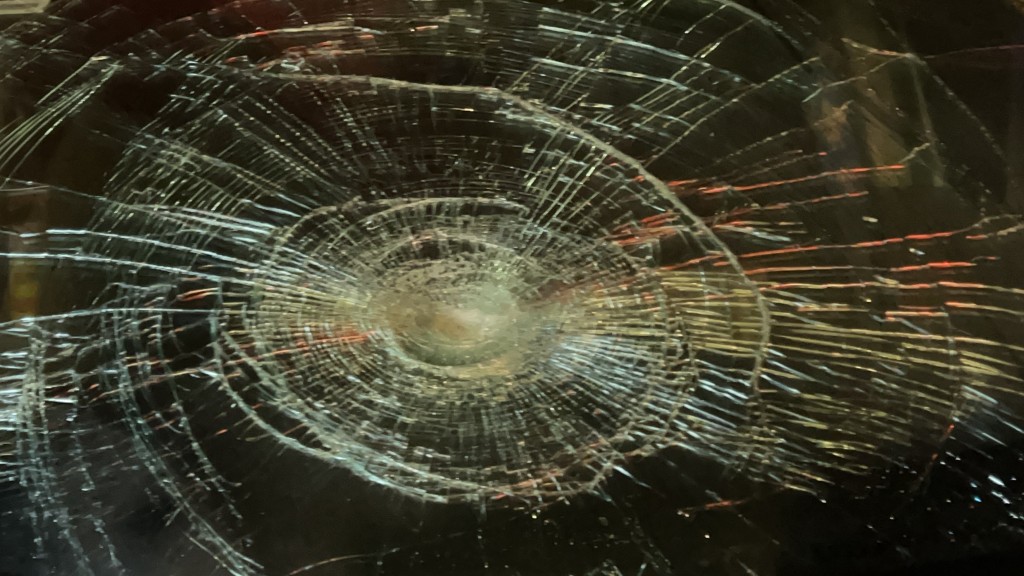 私家車「大銀幕」破裂。蔡楚輝攝