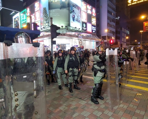 當晚大批警員驅散集結在銅鑼灣港鐵出口的示威者。資料圖片