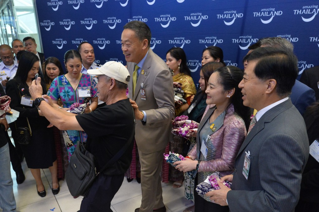 去年9月25日，泰國總理賽塔（中）在曼谷素萬那普國際機場迎接中國遊客。 新華社