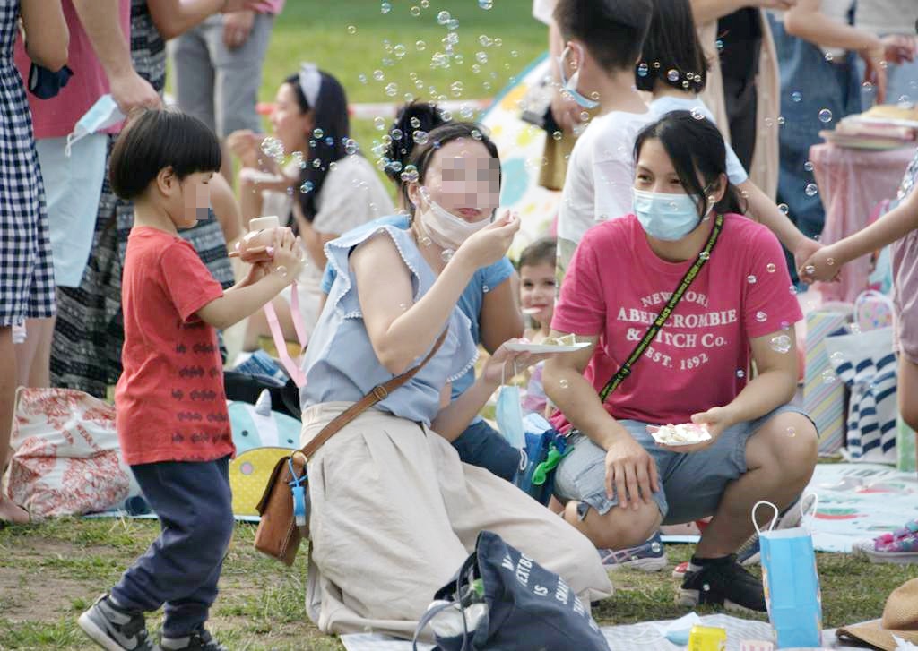 家長帶小朋友到公園玩耍。