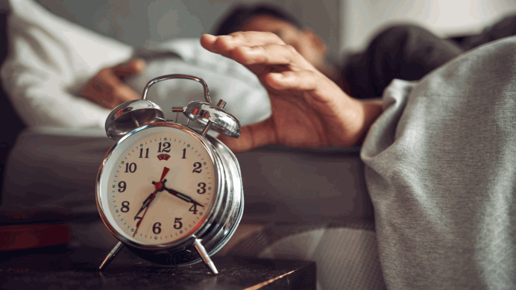 重複被鬧鐘叫醒的睡眠狀態，長期累積下來可能對健康有害。  