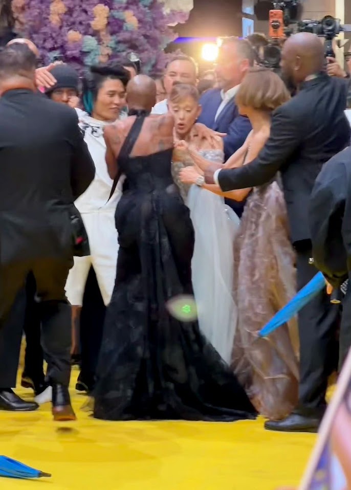 網名為「Pyjama Man」的網紅Johnson Wen當日突然衝前攬住Ariana,令她嚴重受驚。 網名為「Pyjama Man」的網紅Johnson Wen當日突然衝前攬住Ariana,令她嚴重受驚。