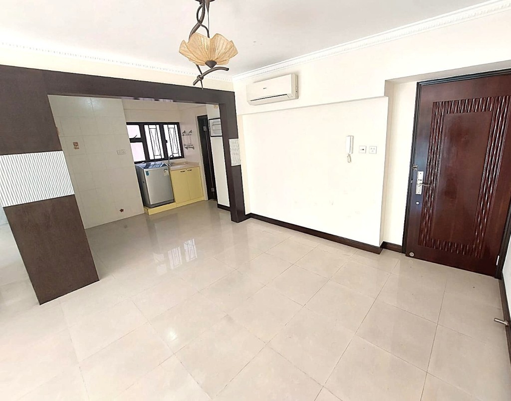 單位開拍價668萬元,較銀行估價1,021萬元低約353萬元或34%。 單位開拍價668萬元,較銀行估價1,021萬元低約353萬元或34%。