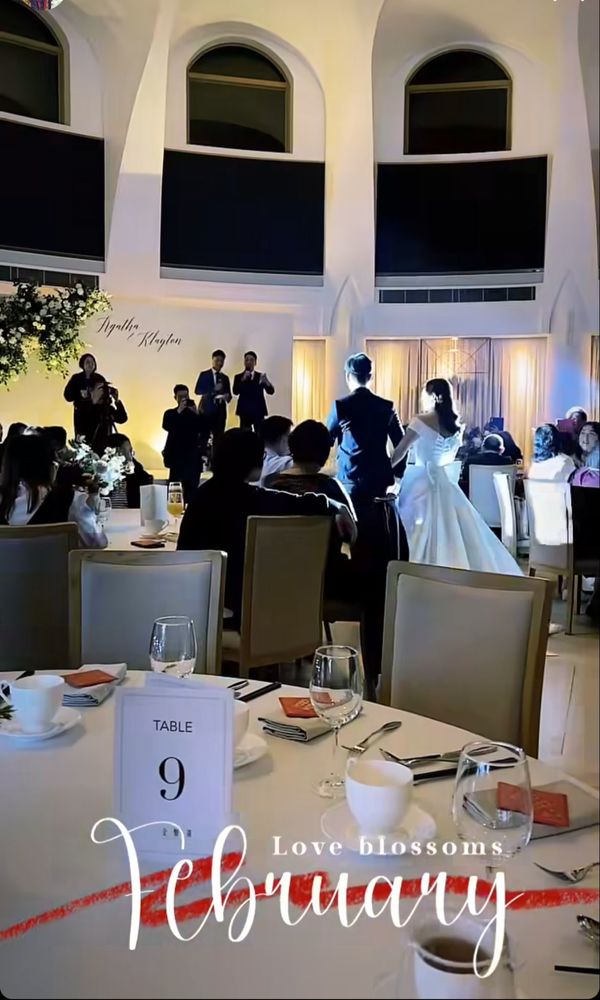 婚礼进行时，何曼筠换上白色婚纱与老公进场。