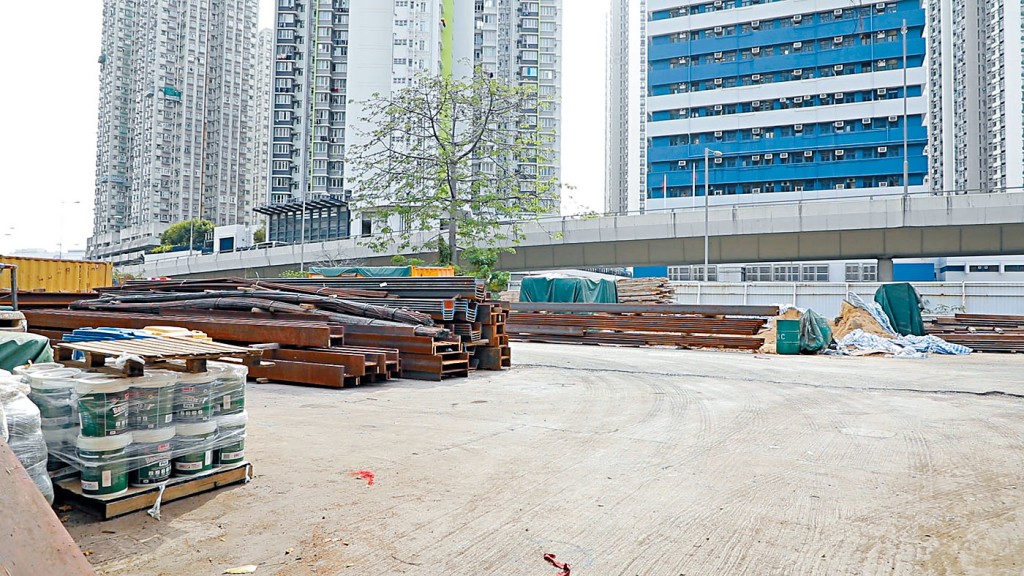 新葵街項目原擬建行人天橋和升降機塔,連接另外兩屋邨。