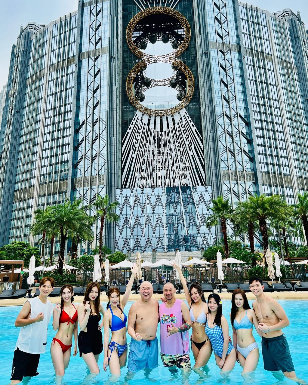 林盛斌率先分享與六位穿上索爆泳衣的女藝人合照，卻驚見周志康與旁邊穿上火辣比堅尼的梁超怡非常親密。