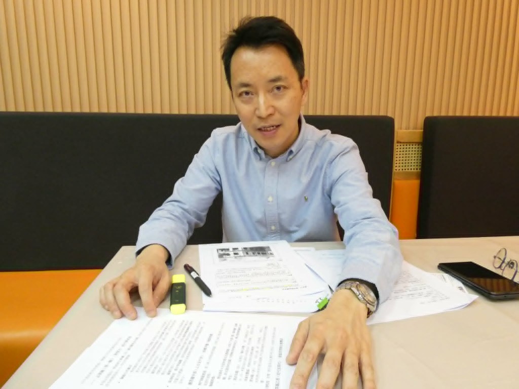 余明威指出，今年的試卷考核深度較以往增加，將熱門課題考得更精更細。歐文瀚攝