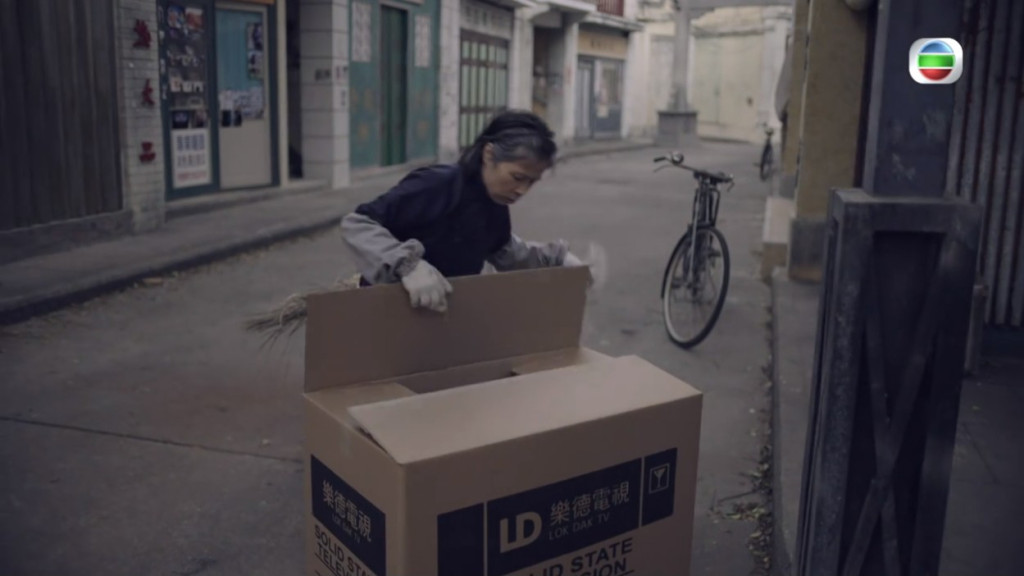 在街上發現一個電視機巨型紙盒。