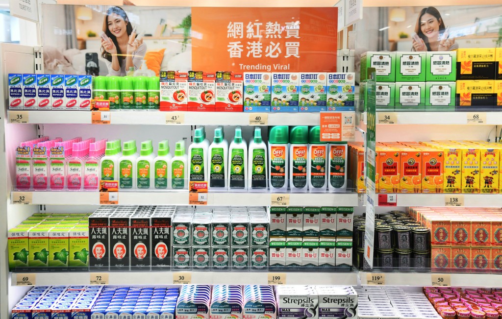 貨架上有「香港必買」的單品，讓南下旅客可以選購。