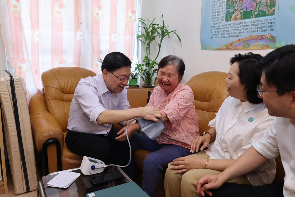 他指全港超過450隊關愛隊透過探訪和接觸,協助識別有需要的獨老、雙老住戶及護老者等。李家超FB圖片 他指全港超過450隊關愛隊透過探訪和接觸,協助識別有需要的獨老、雙老住戶及護老者等。李家超FB圖片