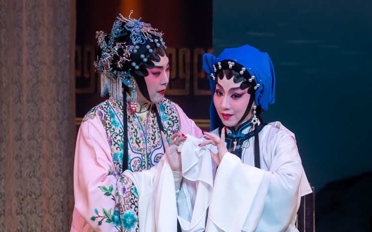 以貧富兩女性相遇作始。
