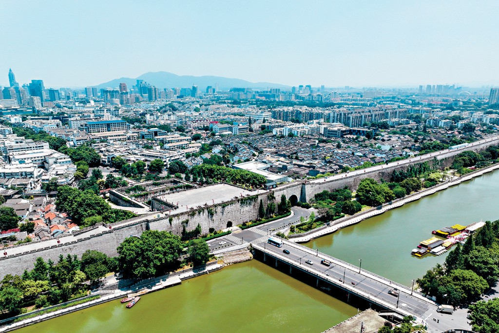 南京著名景點包括中華門城堡與秦淮河景色。