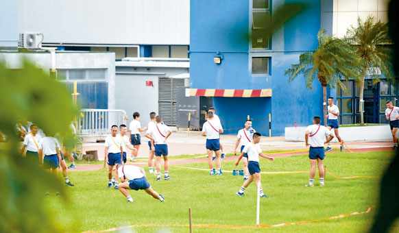 黃竹坑警察學院發生警槍「走火」後，仍有學警進行訓練。