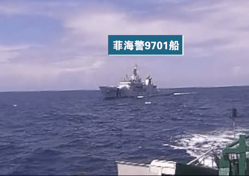 菲海警船被中國海警驅離。 菲海警船被中國海警驅離。