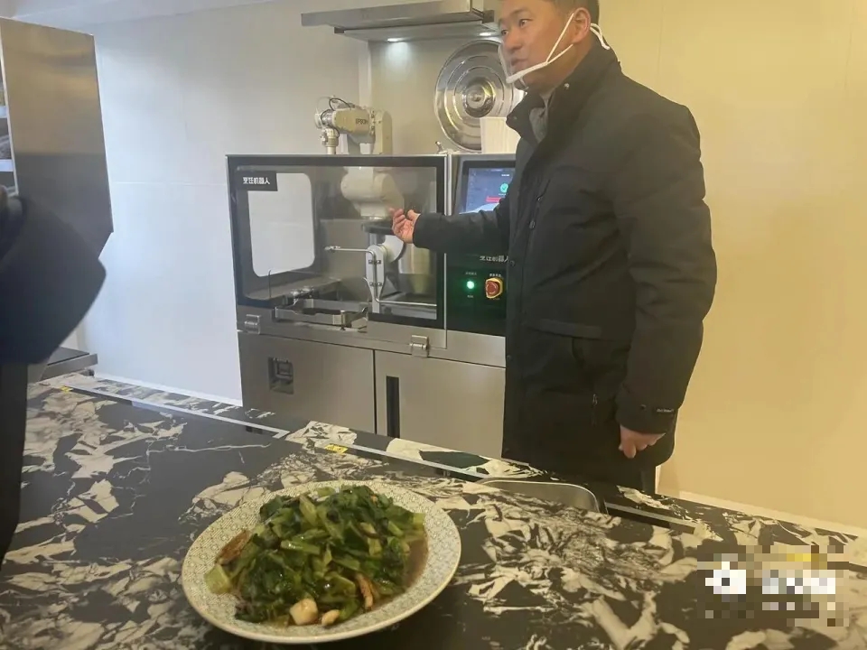 工作人員介紹機械人還能自己洗鍋。 潮新聞