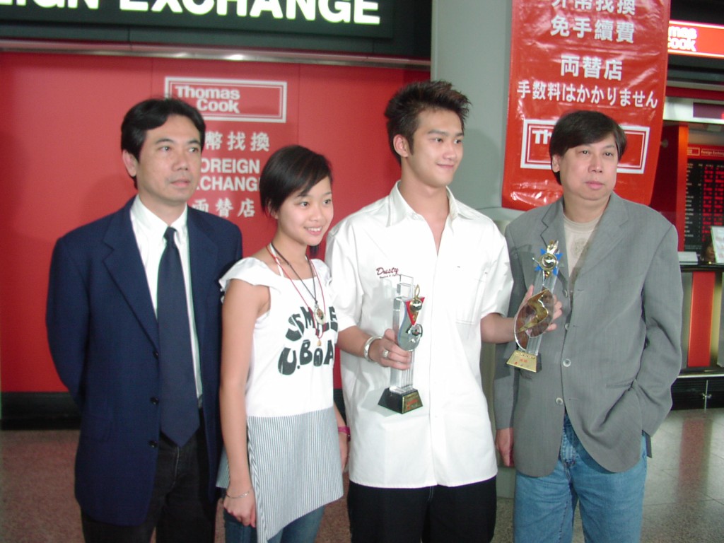 吴浩康是《2002全球华人歌唱大赛》季军。