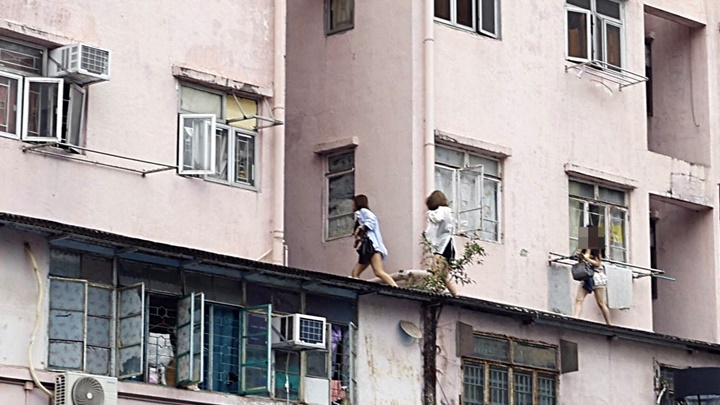 三名女子走上簷篷頂。Threads