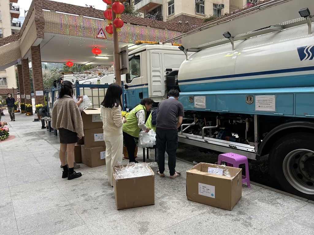 有居民落樓取水。曾志恒攝